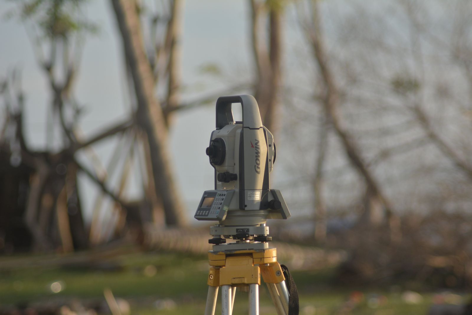 Ilustrativna fotografija: tahimeter na stativu na terenu